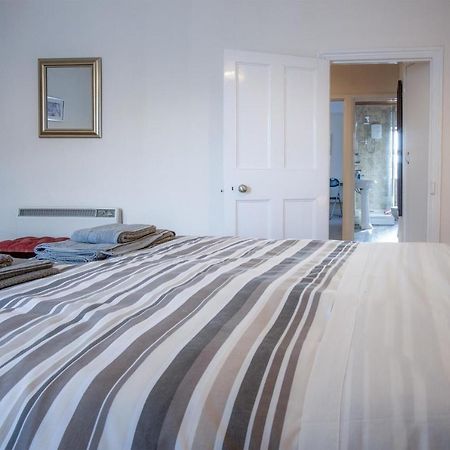 Dragons Den - 2 Bedroom Apartment - Tenby Exterior photo